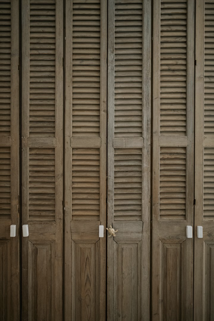 szafa drewniana z shuttersami
