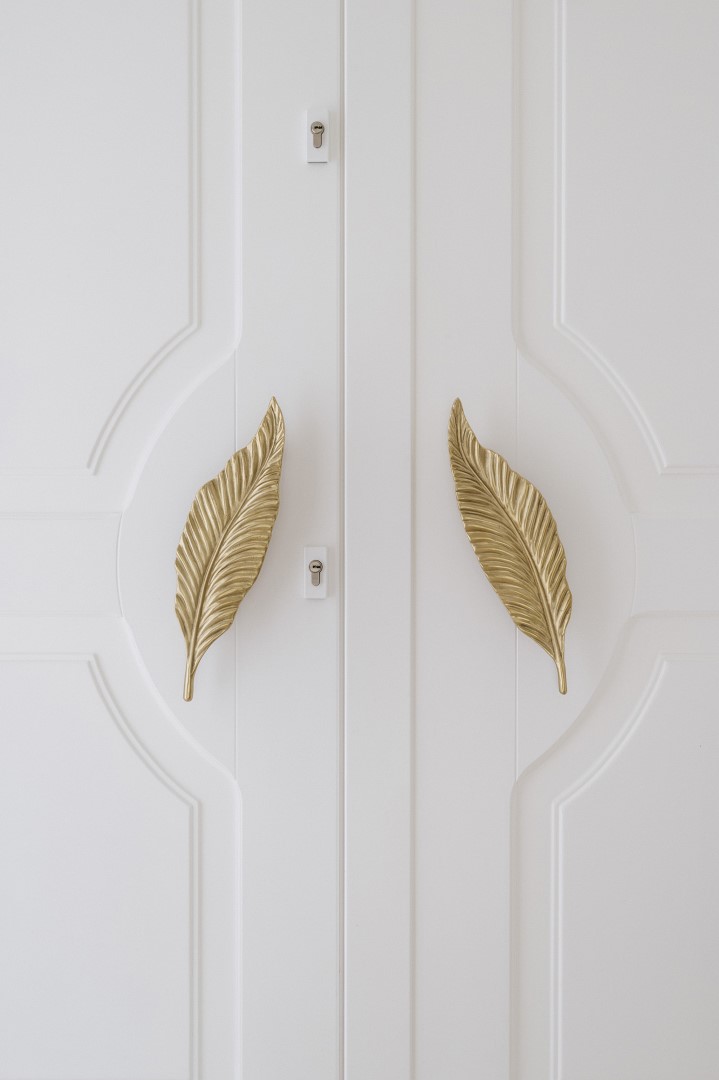 klasyczne drzwi wejściowe z uchytem w kształcie liścia