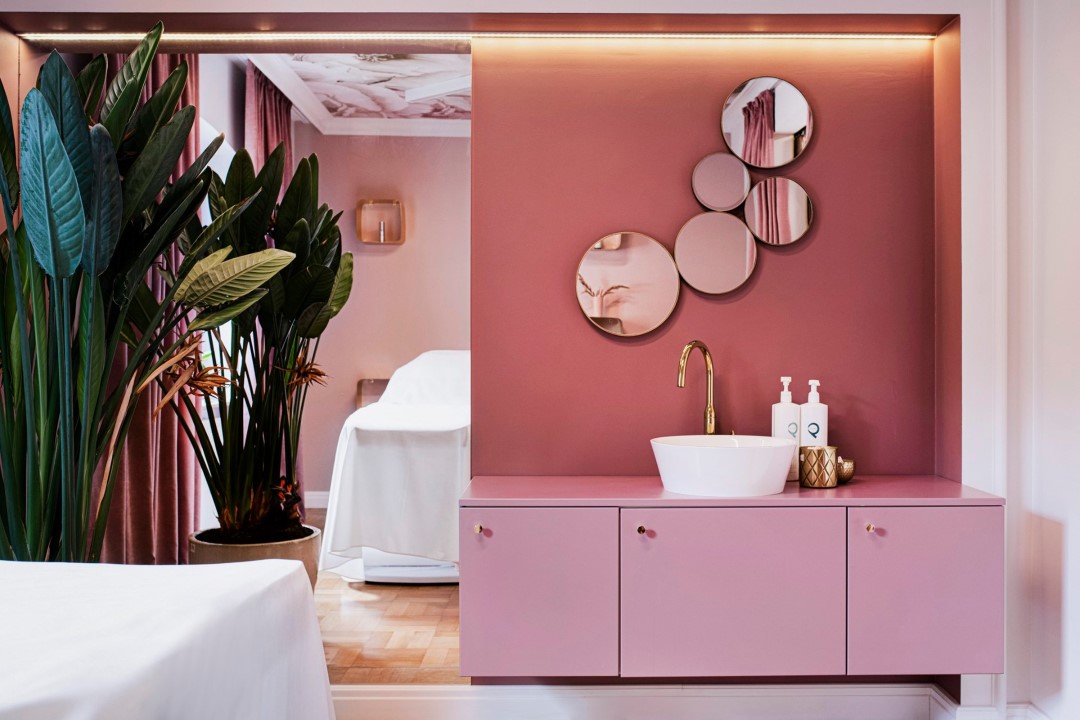 różowa łazienka z elementami złota