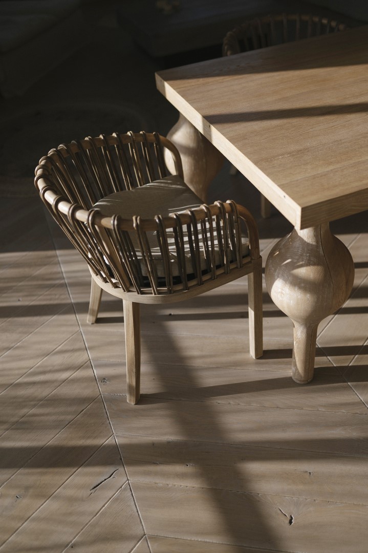 drewniany stół z krzesłem z wikliny